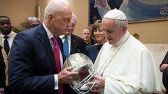 Pope Francis is presented with an American football helmet during a meeting with members of American Pro Football Hall of Fame at the Vatican June 21, 2017. Osservatore Romano/Handout via REUTERS ATTENTION EDITORS - THIS IMAGE WAS PROVIDED BY A THIRD PARTY. NO RESALES. NO ARCHIVE.