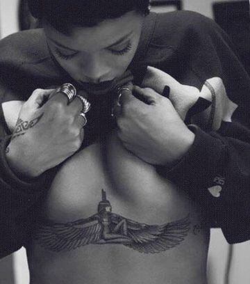 La cantante Rihanna también cuenta con numerosos tatuajes y este es uno de los que más da que hablar.