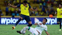 Ecuador&#039;s Gonzalo Plata (L) and Bolivia&#039;s Jairo Quinteros vie for the ball during their South American qualification football match for the FIFA World Cup Qatar 2022 at the Monumental Stadium in Guayaquil, Ecuador, on October 7, 2021. (Photo by 