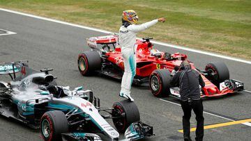 F1 - Formula One - British Grand Prix 2017 - Silverstone, Britain - July 15, 2017   Mercedes&#039; Lewis Hamilton celebrates pole position after qualifying   REUTERS/Andrew Boyers