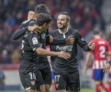 Alegría de los jugadores del Sevilla después del gol 1-1 
