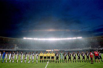 La FIFA, queriendo dar un impulso a la Copa Intercontinental y a su vez estudiar nuevas innovaciones, organizó el primer Mundial de Clubes en el año 2000. Se celebró en Brasil y acudieron el Corinthians (que sería el campeón) y el Vasco da Gama (campeón d