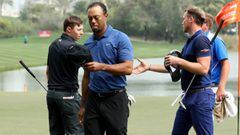 Tiger Woods deja el hoyo nueve durante la primera jornada del Omega Dubai Desert Classic.