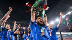LONDON, ENGLAND - JULY 11: Lorenzo Insigne of Italy lifts The Henri Delaunay Trophy following his team&#039;s victory in the UEFA Euro 2020 Championship Final between Italy and England at Wembley Stadium on July 11, 2021 in London, England. (Photo by Laur