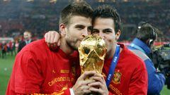 2010. Gerard Piqué y Cesc Fábregas campeones del mundo con la selección española tras ganar 0-1 a Países Bajos en el Mundial de Sudáfrica.