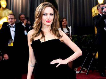 Angelina Jolie en los Premios Oscar de 2012 con un vestido de Versace
