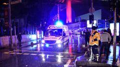 TUR01. Istanbul (Turkey), 31/12/2016.- Ambulances transport wounded people after a gun attack on Reina, a popular night club in Istanbul near by the Bosphorus, early morning in Istanbul, Turkey 01 January 2017.At least two people were killed and dozens ot