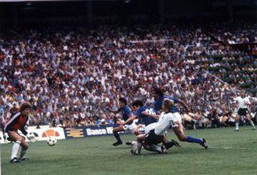 La final de finales. No hay mayor honor futbolístico para un país que celebrar un Mundial. En España 1982 el Santiago Bernabéu acogió la final entre Italia y Alemania. Gol de Paolo Rossi.