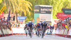 Alpecin-Deceuninck's Australian rider Kaden Groves (L) competes with Team UAE Emirates' Columbian rider Sebastian Molano before the finish line at the end of the fourth stage of the 2023 La Vuelta cycling tour of Spain, a 184,6 km race from Andorra la Vella to Tarragone, on August 29, 2023. (Photo by Pau BARRENA / AFP)