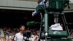 Novak Djokovic habla con Damian Steiner durante la final de Wimbledon.