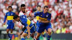 Soccer Football - Primera Division - River Plate v Boca Juniors - Estadio Mas Monumental, Buenos Aires, Argentina - February 25, 2024 Boca Juniors' Jorge Figal and Cristian Lema in action with River Plate's Miguel Borja REUTERS/Cristina Sille