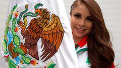 Paola Longoria posa con la bandera de México.