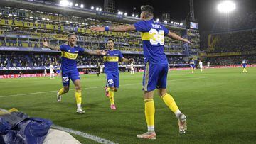 Boca Juniors&#039; forward Luis Vazquez (R) celebrates with teammate midfielder Agustin Almendra (L) and midfielder Juan Ramirez after scoring the team&#039;s second goal against Godoy Cruz during their Argentine Professional Football League match at the &quot;Bombonera&quot; stadium in Buenos Aires, Argentina, on October 20, 2021. (Photo by JUAN MABROMATA / AFP)