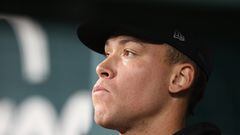 Arlington (United States), 29/04/2023.- New York Yankees center fielder Aaron Judge sits back in the dugout against the Texas Rangers during the eighth inning of the Major League Baseball (MLB) game at Globe Life Field in Arlington, Texas, USA, 28 April 2023. (Estados Unidos, Nueva York) EFE/EPA/ADAM DAVIS
