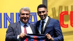 Soccer Football - LaLiga - FC Barcelona unveil Raphinha - Ciutat Esportiva Joan Gamper, Barcelona, Spain - July 15, 2022 FC Barcelona President Joan Laporta and new player Raphinha are pictured with a club jersey during the unveiling REUTERS/Albert Gea