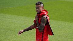 Neymar, caminando durante el entrenamiento del PSG.
