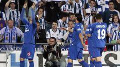 Pedro Le&oacute;n celebra ante los aficionados de la Real su gol.