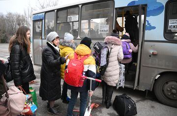 Ciudadanos de Donetsk tratan de salir en autobús de la ciudad ucraniana.
