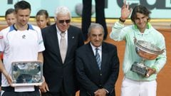 Nadal, a la derecha, con el trofeo de Roland Garros de 2010. Soderling, a la izquierda, fue el otro finalista.