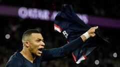 Paris Saint-Germain's French forward Kylian Mbappe celebrates after scoring a penalty during the French L1 football match between Paris Saint-Germain FC and RC Strasbourg Alsace at The Parc des Princes stadium in Paris on December 28, 2022. (Photo by JULIEN DE ROSA / AFP)