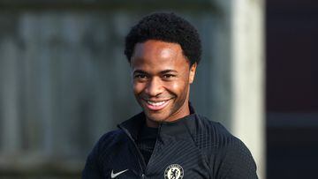 Sterling sonríe durante un entrenamiento con el Chelsea.