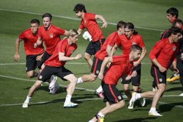 Atlético Madrid carry out a drill at training.