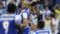 H&eacute;ctor Herrera, de espaldas, viendo la celebraci&oacute;n de Maicon, quien anot&oacute; el segundo gol del Porto ante el Estoril. 