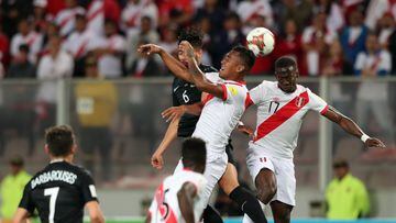 PER21. LIMA (PERÚ), 15/11/2017. Los peruanos Renato Tapia (c) y Luis Advíncula (d) disputan el balón con Bill Toulima (i) de Nueva Zelanda hoy, miércoles 15 de noviembre de 2017, durante el partido de vuelta de la repesca para el Mundial de Rusia 2018 disputado entre Nueva Zelanda y Perú en el Estadio Nacional de Lima (Perú). EFE/Ernesto Arias