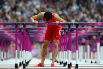 Liu Xiang besa un obstáculo tras caer en los 110m vallas de los JJOO de Londres 2012.