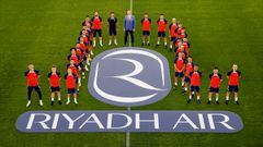 La plantilla del Atlético posa junto al nuevo patrocinador del equipo Riyadh Air.