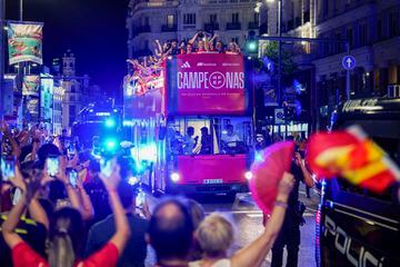 Las jugadoras, montadas en un autobús sin techo, pasan por la Puerta de Alcalá, Cibeles, Gran Vía y Plaza España, hasta llegar directas a la explanada Puente del Rey.