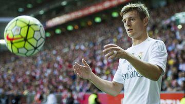 GIJON, SPAIN - AUGUST 23: Toni Kroos of Real Madrid reacts during the La Liga match between Sporting Gijon and Real Madrid at Estadio El Molinon on August 23, 2015 in Gijon, Spain. (Photo by Juan Manuel Serrano Arce/Getty Images)