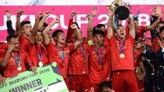 Vietnam&#039;s players hold the trophy as they celebrate after winning the AFF Suzuki Cup 2018 final football match between Vietnam and Malaysia at the My Dinh Stadium in Hanoi on December 15, 2018. (Photo by Nhac NGUYEN / AFP)