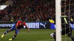 Arturo Vidal anota el tercer gol chileno en el &uacute;ltimo partido ante Venezuela. 3-0 gan&oacute; la Roja el 6 de septiembre de 2014.