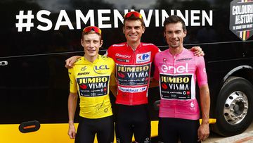 Jonas Vingegaard, de amarillo; Sepp Kuss, de rojo; y Primoz Roglic, de rosa, posan como campeones del Tour, la Vuelta y el Giro en 2023. Foto: Sprint Cycling Agency