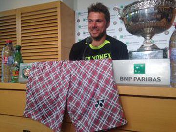 Tal fue la popularidad de los shorts de Wawrinka en Roland Garros, que los lució junto al trofeo de campeón de Roland Garros.