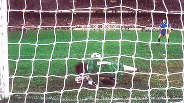 Helmut Ducadam para un penalti durante la final de Copa de Europa de 1986 entre F.C. Barcelona y Steaua de Bucarest disputada en el Ram&oacute;n S&aacute;nchez Pizju&aacute;n.