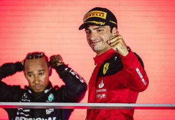 Carlos Sainz, delante de Lewis Hamilton en el podio del GP de Singapur de 2023, su última victoria con Ferrari. F1 2024.