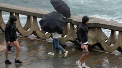 Varias personas con paraguas caminan por el Paseo Marítimo de La Coruña, a 19 de junio de 2022, en A Coruña, Galicia, (España). La inestabilidad se mantendrá en Galicia al menos hasta la mitad de la semana que viene. A partir de mañana lunes 20 de junio  el descenso térmico será notable, con mínimas de hasta 8 grados. Meteogalicia indica que la bajada de temperaturas dejará valores máximos de 30 grados en Ourense y 20º y 21º en A Coruña y Vigo, respectivamente, lo que supone un descenso notable con respecto a las jornadas anteriores.
19 JUNIO 2022;LLUVIA;VIENTO;TEMPORAL;MAL TIEMPO;MAR;OLAS;
M. Dylan / Europa Press
19/06/2022
