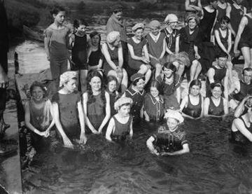 Unos jóvenes disfrutan del verano en el Támesis en 1914.
