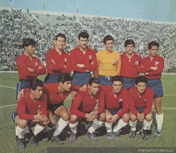 Impulsados por la localía, los chilenos se metieron por primera vez hasta las semifinales luego de que en sus dos únicos antecedentes mundialistas (Uruguay 1930 y Brasil 1950) no habían pasado de la fase de grupos. En las semis de Chile 1962, los andinos perdieron 4-2 con Brasil, pero le ganaron el tercer puesto a Yugoslavia (1-0).