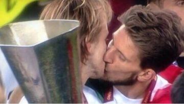 Beso entre Ivan Rakitic, y Daniel Carriço, tras ganar la Europa League