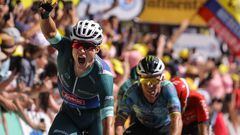 Jasper Philipsen bate a Mark Cavendish y celebra su victoria marcando un tres, el número de etapas que ya suma en el presente Tour de Francia.