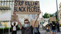 Milano (Italy), 28/05/2020.- A protester wearing a face mask holds a sign reading &#039;Stop killin&#039; black people&#039; during a demonstration in front of the US consulate, in Milan, Italy, 28 May 2020, in the wake of the death of George Floyd. A bys