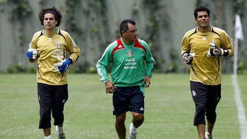 Guillermo Ochoa (izq) entrena junto a Oswaldo S&aacute;nchez (der) en la Selecci&oacute;n Mexicana