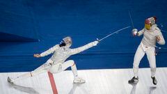 Cairo (Egypt), 23/07/2022.- Liza Pusztai (L) of Hungary in action against Araceli Navarro (R) of Spain during the Senior Team women's Saber semi final match at the Fencing World Championships in Cairo, Egypt, 23 July 2022. (Egipto, Hungría, España) EFE/EPA/MOHAMED HOSSAM
