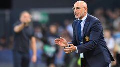 UDINE, ITALY - JUNE 30:  Luis de la Fuente head coach of Spain  reacts during the 2019 UEFA U-21 Final between Spain and Germanyat Stadio Friuli on June 30, 2019 in Udine, Italy.  (Photo by Alessandro Sabattini/Getty Images)