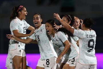 Jugadoras de la Selección Mexicana Femenil tras ganar a Venezuela la medalla de oro en San Salvador 2023.