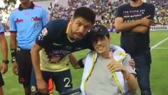 El futbolista mexicano, quien se encuentra en su lucha para superar el c&aacute;ncer de pulm&oacute;n, estuvo presente en el encuentro y recibi&oacute; diversas muestras de afecto.