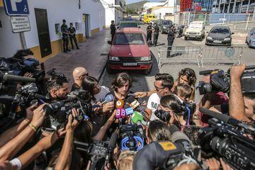 Gelete Nieto, hijo de Ángel Nieto, atiende a los medios a las puertas del tanatorio.